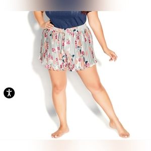 City Chic shorts size large 20 green‎ floral